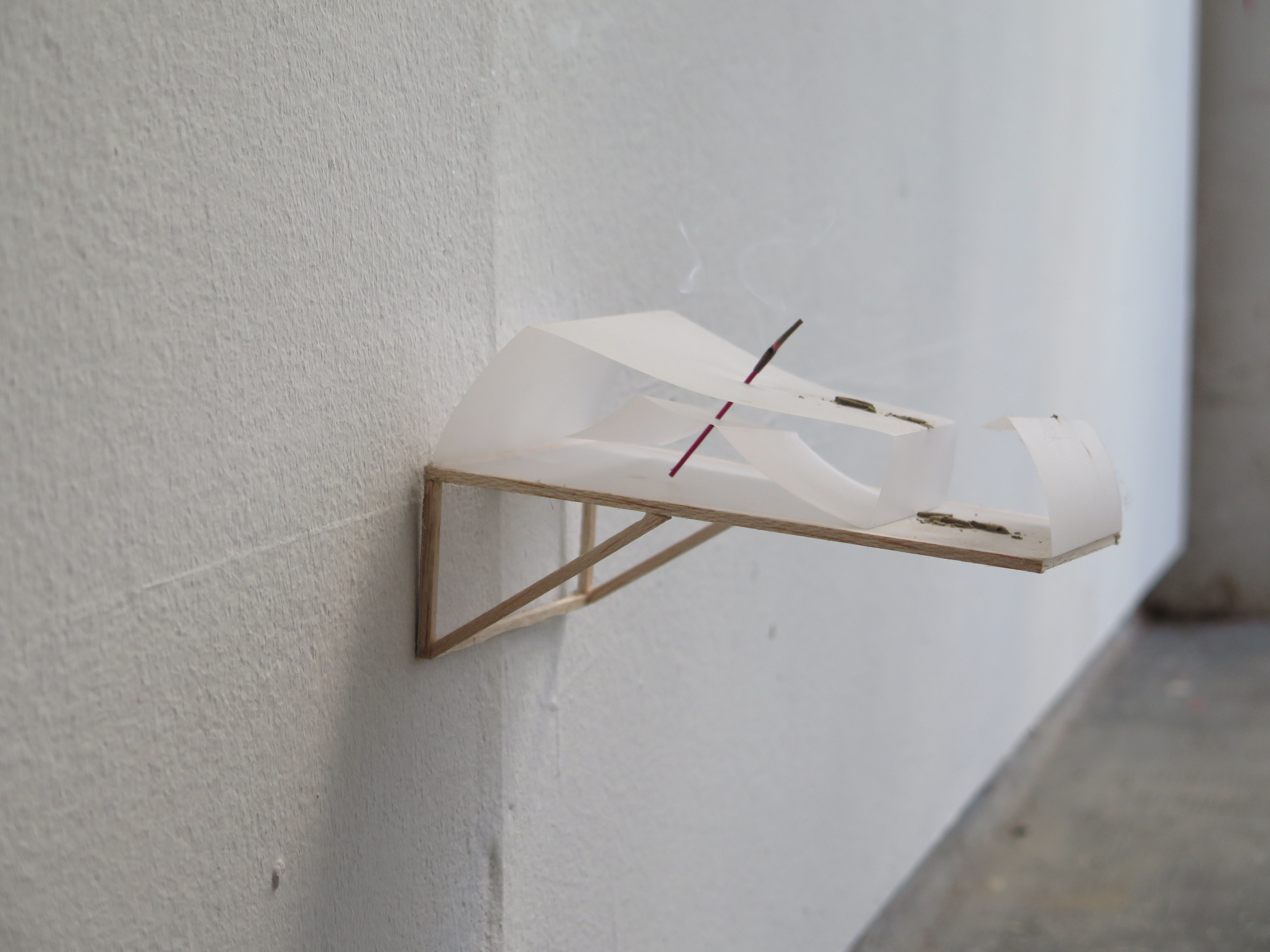 5expansion vertical | porta incenso | pieghe su carta fotosesibile, legno, incenso | 2017