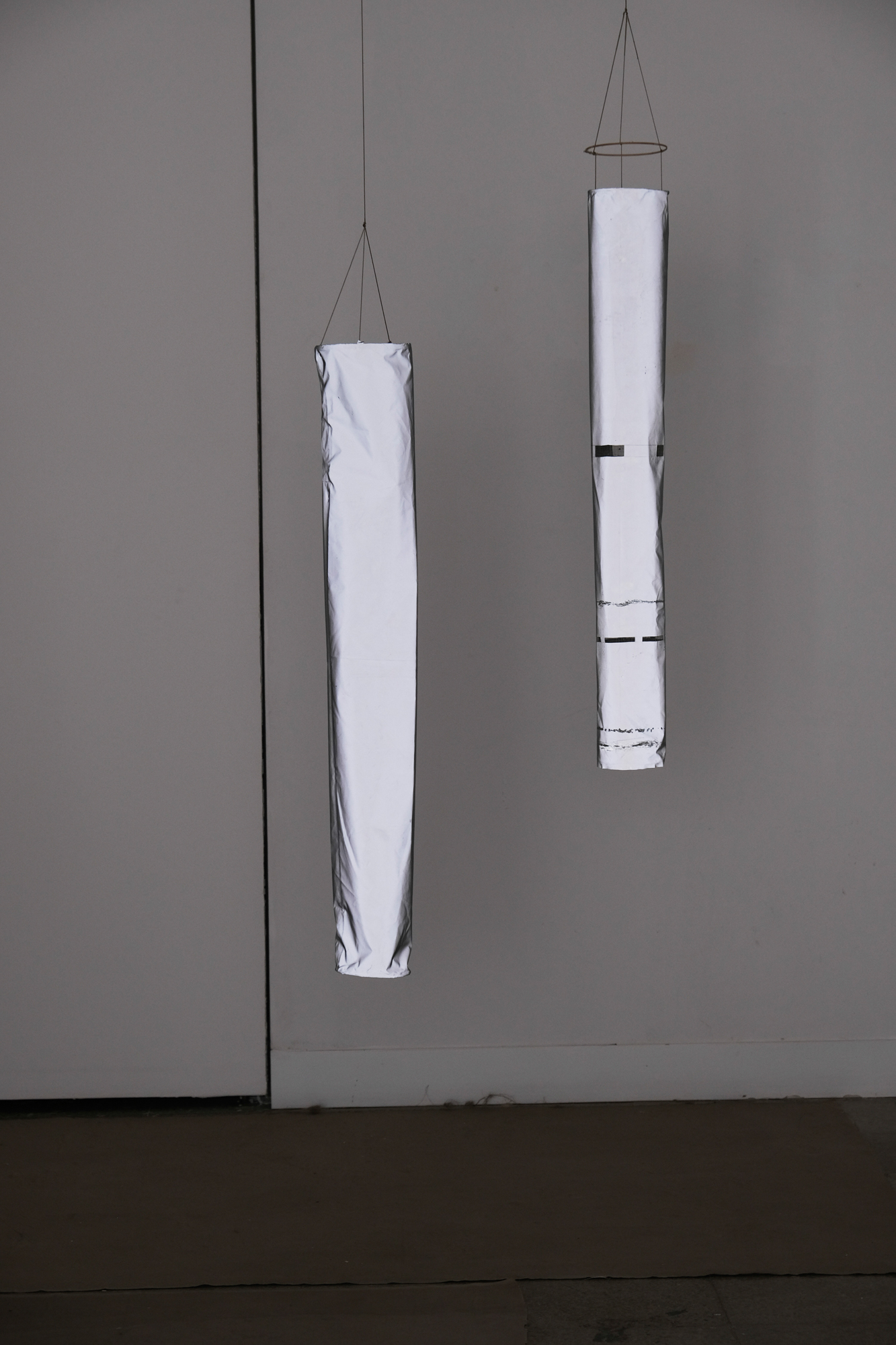 manga de viento I y II, nylon reflectante, cuerda de parapente, fibra de vidrio y madera 2019